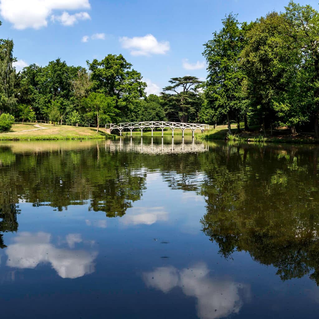 Stroll around the Serpentine Lake